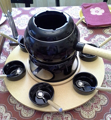 Fondue pot with dippy-do containers around it
